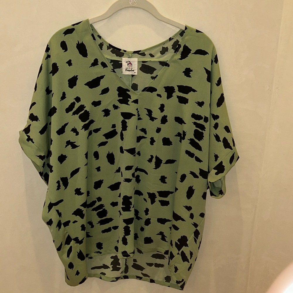 Bungalows Green Leopard Oversized, V-Neck, Flowy Tunic Top NWOT